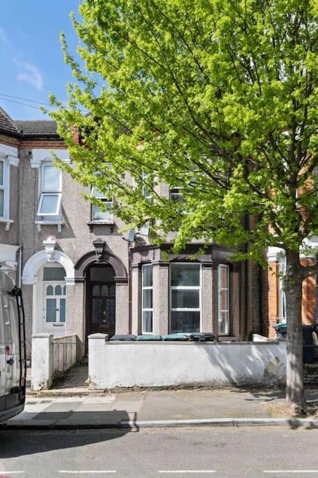 לונדון Modern 3 Bed Apartment In Tottenham מראה חיצוני תמונה
