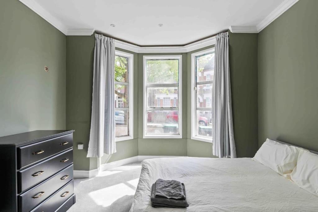לונדון Modern 3 Bed Apartment In Tottenham מראה חיצוני תמונה